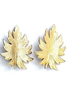 Celebrity NY Vintage 1960s Gold Tone Textured Leaf Clip On Earrings Signed MCM